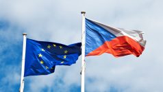 Evropská vlajka a státní vlajka České republiky (ilustrační foto)