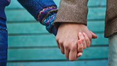 Držení partnera za ruku přispívá podle vědecké studie k úlevě od bolesti. Ilustrační foto.