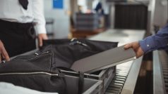 Lithiové baterie musí být převážené v příručním zavazadle na palubě letadla, ne v odbavovaných kufrech.