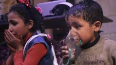 Děti ošetřované po chemickém útoku na Dúmá (7. dubna 2018).