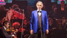 Italský tenorista Andrea Bocelli na koncertě v německém Hamburku