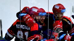 Hokejisté Hradce Králové slaví gól do sítě soupeře