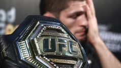 Titulový pás organizace UFC. V pozadí neporažený šampion lehké váhy Chabib Nurmagomedov.
