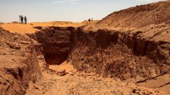 Minulý měsíc na místě 2000 let starých vykopávek úřady nalezly dva bagry a pět lidí, kteří vykopali asi 17 metrů hluboký a 20 metrů dlouhý příkop.