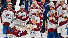 Český hokejový brankář Pavel Francouz předává Stanleyův pohár ostatním spoluhráčům z Colorada
