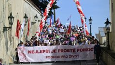 Pochod Hnutí pro život vyrazil po 14.00 z Hradčanského náměstí