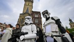 Prahou prošlo několik desítek fanoušků Star Wars. Zastavili se i na Staroměstském náměstí