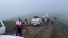Záchranářské týmy, které v husté mlze hledaly trosky havarovaného vrtulníku