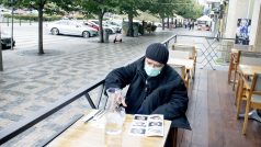 Osamocený zákazník restaurace na pražském Václavském náměstí