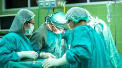 Tým zdravotníků během operace