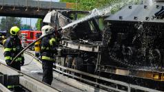 Na Pražském okruhu se střetl vězeňský autobus s tahačem s tanky. Jeden člověk nehodu nepřežil.