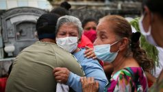 Venezuelané oplakávají smrt příbuzných zabitých během vojenské operace vlády prezidenta Madura