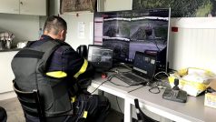 Odklízecí práce hasičského tanku ve Vrběticích pod dohledem kamer