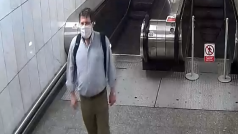 Policie pátrá po muži, kterého napadl útočník na nástupišti metra.