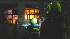 Hasiči likvidují rozsáhlý požár průmyslových hal v Přerově