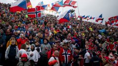 Na tribunách byla přesila českých vlajek, ale dorazila opět spousta zahraničních fanoušků