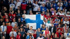 Finská vlajka v hledišti během zápasu s Británií