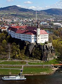 Pohled na děčínský zámek z Pastýřské stěny