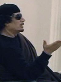 Muammar Kaddáfí na setkání s kmenovými vůdci z východní Libye v Tripolisu (záběr libyjské televize)