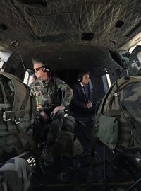Francouzský prezident Nikolas Sarkozy na palubě vojenské helikoptéry.