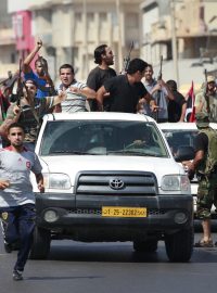 Libyjští rebelové oslavují v ulicích Tripolisu.