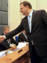Premiér Petr Nečas s ministrem školství Josefem Dobešem na jednání vlády