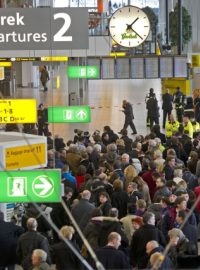 Cestující čekají na odlety dočasně zrušených spojů z terminálu 1 a 2 nizozemského letiště Schophol