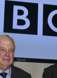 Nový generální ředitel BBC Tony Hall (vpravo) a předseda Rady BBC Chris Patten