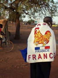 Obyvatel metropole Bamako vyjadřuje podporu francouzským vojákům