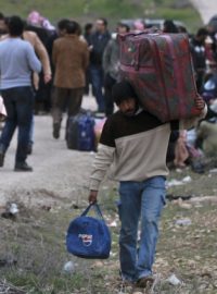 Syřané prchající před násilím zaplavují pohraniční přechody