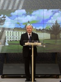 Premiér Jiří Rusnok oznamuje, že kabinet schválil své programové prohlášení