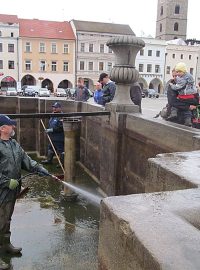 Podzimní čištění Samsonovy kašny na náměstí Přemysla Otakara II. v Českých Budějovicích