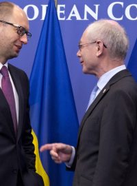 V Bruselu je i ukrajinský premiér Arsenij Jaceňuk (snímku s prezidentem EU Hermanem Van Rompuyem)