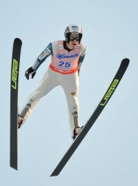 Antonín Hájek v závodu v letech na lyžích v Harrachově
