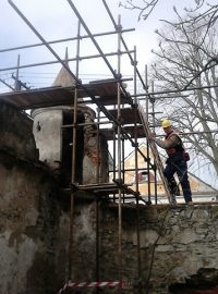 Řemeslníci opravují zámek v Brtnici