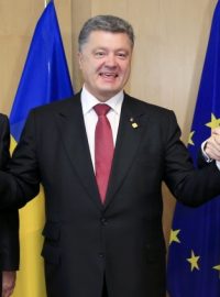 Ukrajinský prezident Petro Porošenko (uprostřed) podepsal v Bruselu asociační dohodu. Blahopřejí mu šéf Evropské komise Jose Manuel Barroso a prezident EU Herman Van Rompuy. 27. 6. 2014