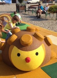 Hračka ve tvaru ježka v historickém centru Pelhřimova, děti, dětské hřiště