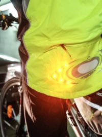 Nová bunda pro cyklisty svítí a při odbočování bliká