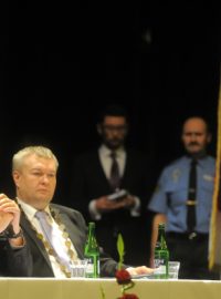 Prezident Zeman diskutoval s občany Hlinska. Vpravo vedle prezidenta je starosta Hlinska Miroslav Krčil