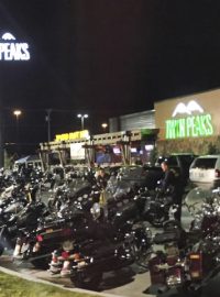 Při střetu motorkářů v Texasu zemřelo devět lidí, policie zatkla 192 členů motorkářského gangu