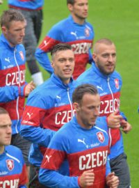 Ladislav Krejčí (vpravo dole) společně s dalšími hráči z reprezentačního A-týmu zvýšil konkurenci v sestavě „lvíčat“