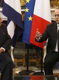 Francouzský prezident Holland na setkání s kubánskou hlavou státu Castrem v Elysejském paláci v Paříži