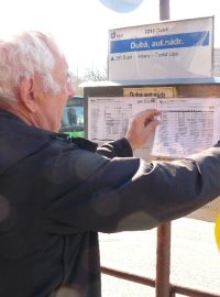 Jaroslav Kušněrik z ČSAD Česká Lípa přelepuje jízdní řády autobusů