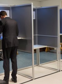 Nizozemský premiér Mark Rutte hlasuje v referendu o asociační dohodě mezi EU a Ukrajinou