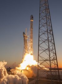 Úspěšný start rakety Falcon 9 v únoru roku 2015