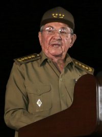 K davům na náměstí revoluce promluvil bratr někdejšího kubánského vůdce Raúl Castro