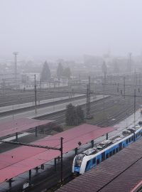 Smog a mlha nad pardubickým nádražím
