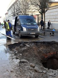 Havárie vodovodního potrubí u Karlova náměstí v Praze