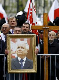 Muž držící portrét prezidenta Lecha Kaczyńského při šestém výročí Smolenska v roce 2016