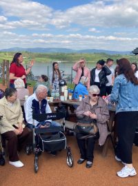 Klienti Domova pro seniory v Meziboří chtěli vidět jezero Most